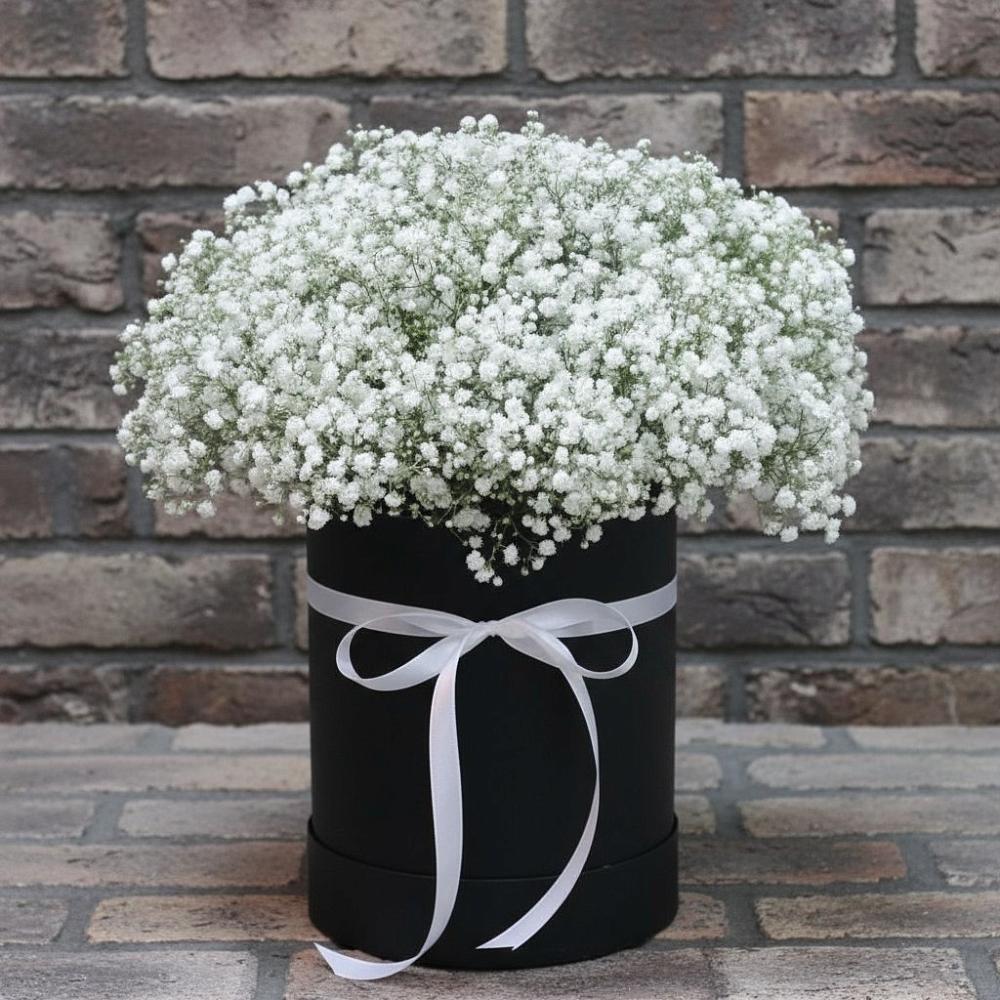 Цветочная композиция из Гипсофила в шляпной коробке в Щемилово