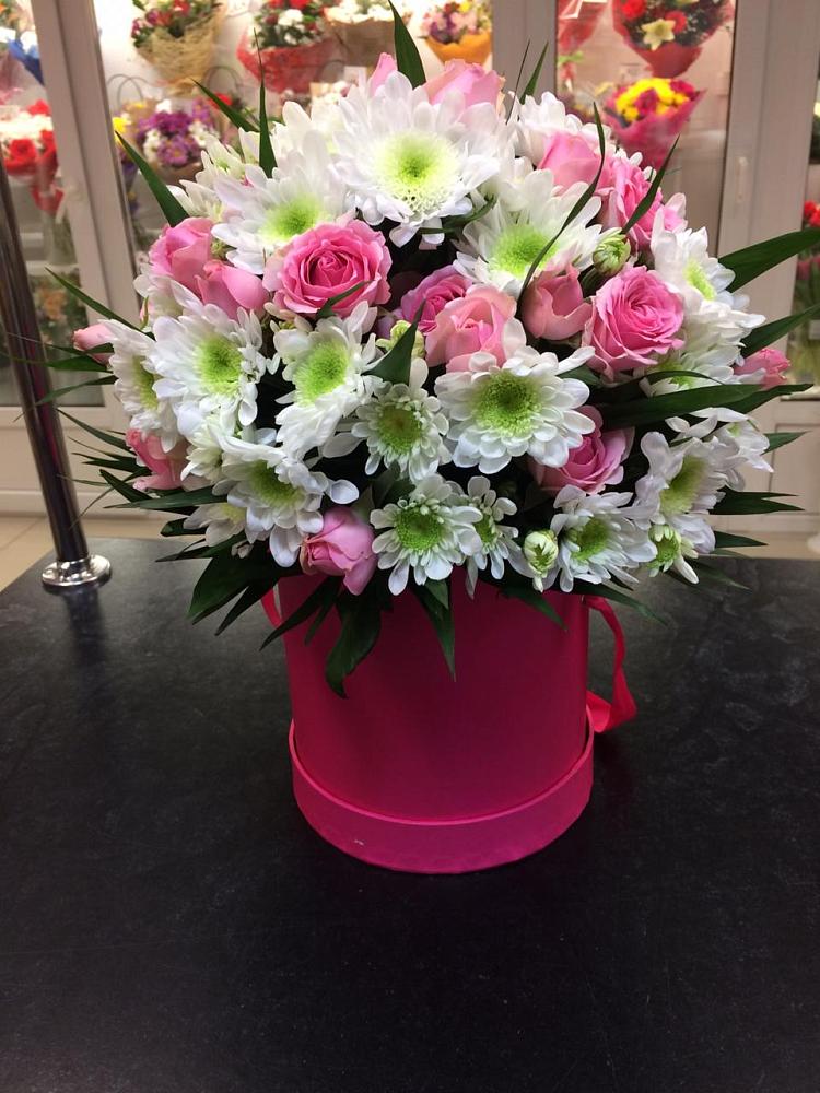 Цветочная композиция из Розы и Хризантемы в шляпной коробке в Щемилово