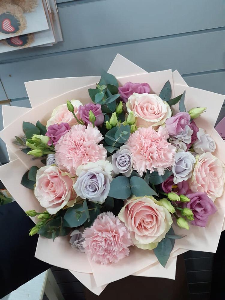 Букет цветов из: Розы, Гвоздики и Лизиантусы в Щемилово